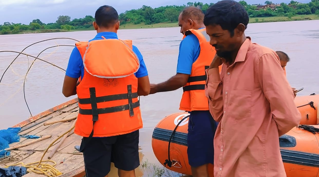 Banda young man went fishing in boat at night fears of drowning due to rising water levels