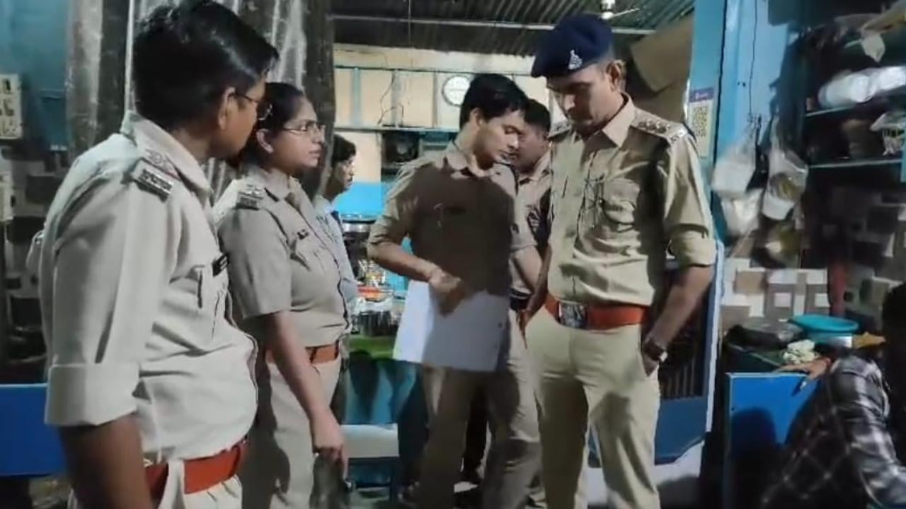 कार्रवाई करती दतिया आबकारी पुलिस।