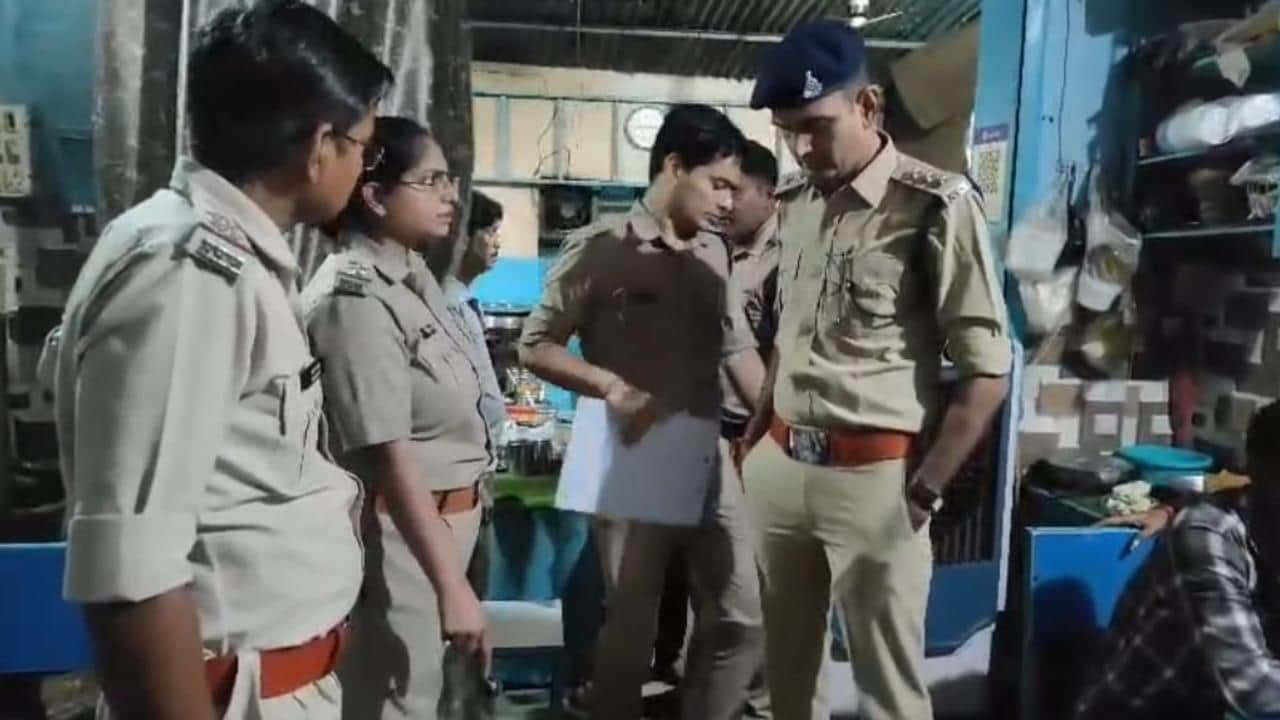 कार्रवाई करती दतिया आबकारी पुलिस।