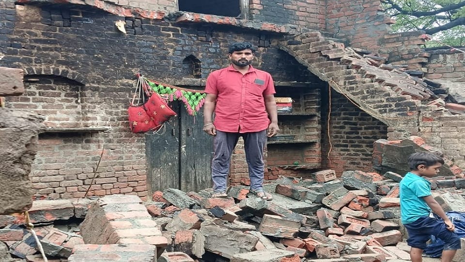 House wall collapses due to rain in Kasganj