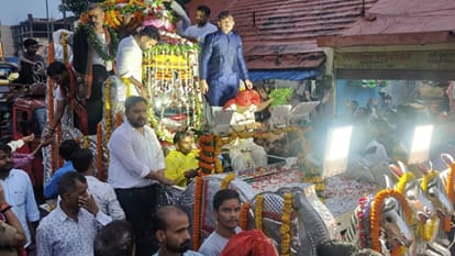 लाट भैरव के बरात में शामिल लोग।