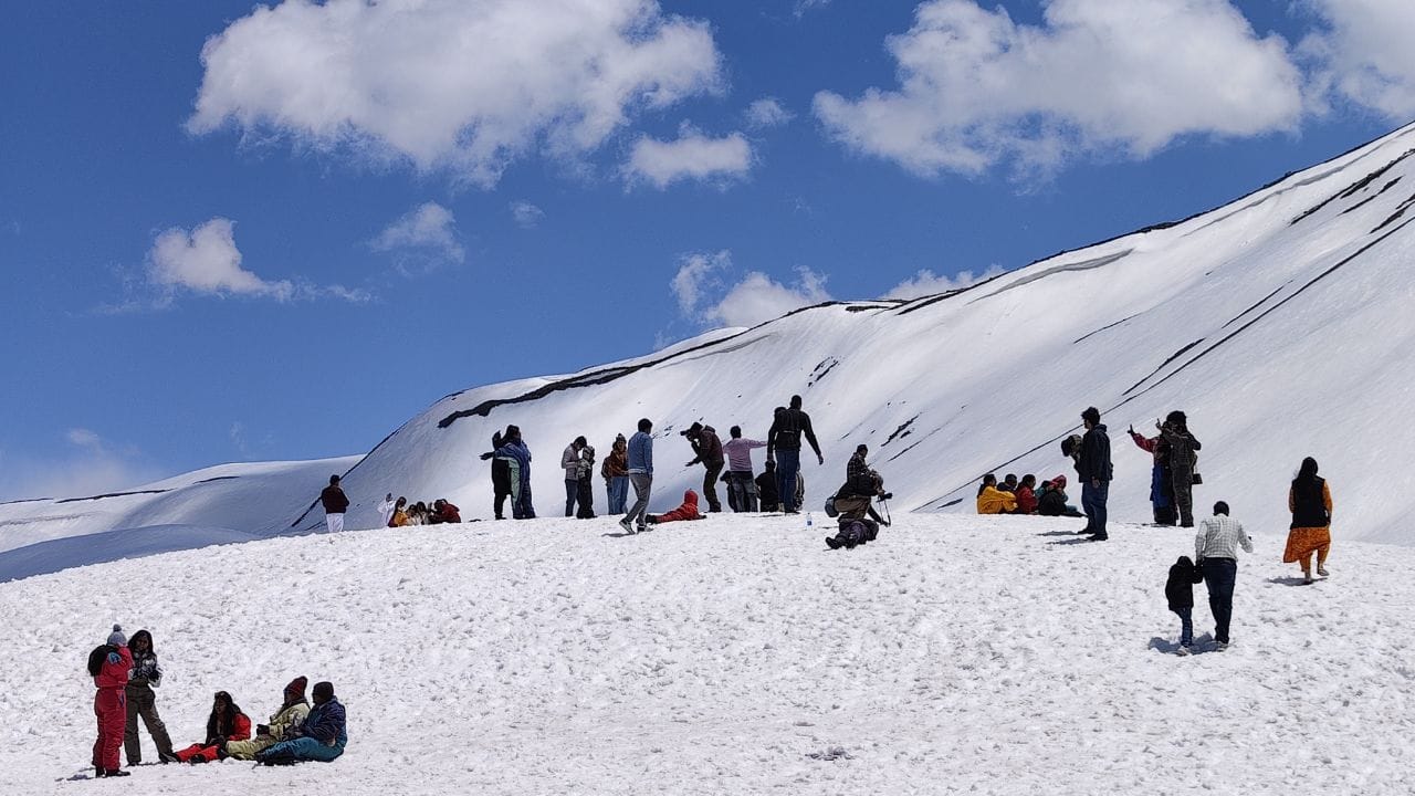 मनाली-लेह मार्ग पर बारालाचा में पर्यटक।
