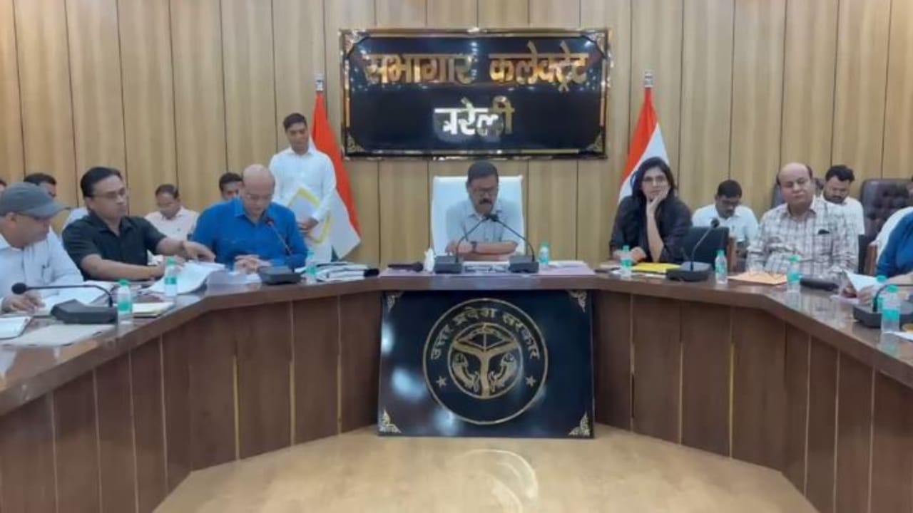 डीएम ने बैठक में अफसरों को दिए निर्देश