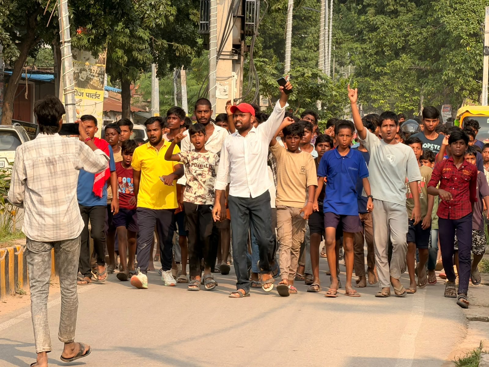 नाराज छात्रों ने रविवार को अंबेडकर चौक पर प्रदर्शन किया।