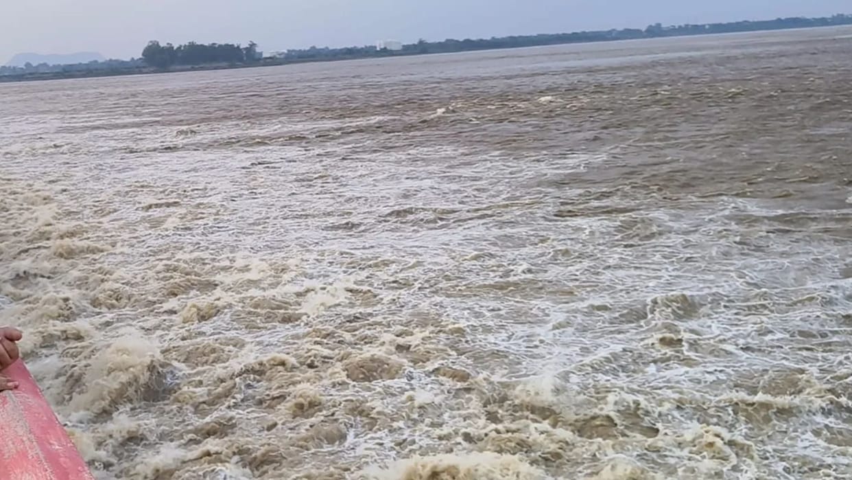 Son River High Alert Bansagar Dam Releases Water 15 Gates Opened