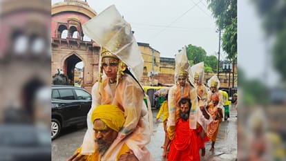 पन्नी ओढ़कर मंचन करने जाते रामलीला के पात्र।
