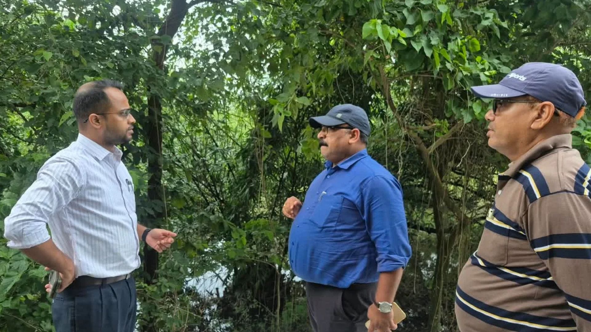 प्रभावित क्षेत्रों का जायजा लेते सारण के जिलाधिकारी वैभव श्रीवास्तव