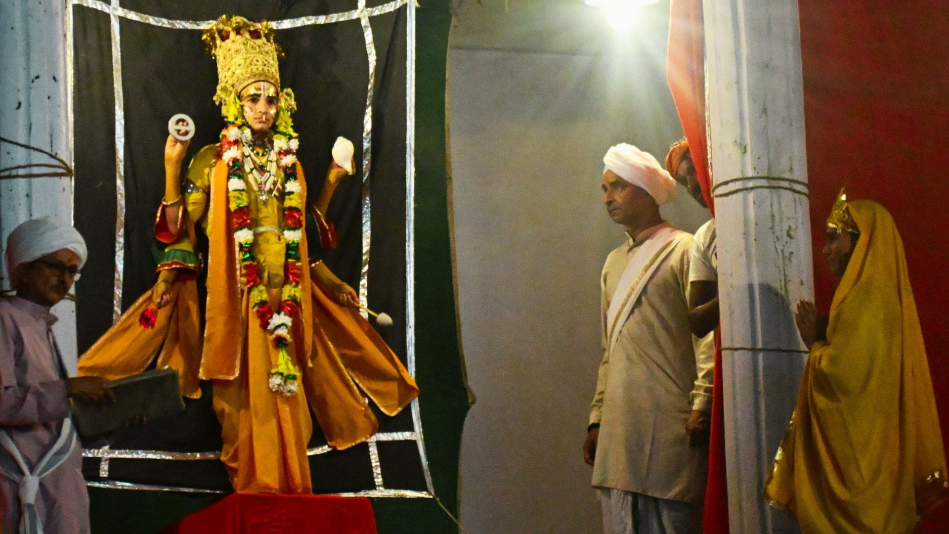 Faith Prevails Over Rain Devotees Watched Ramlila Covered Plastic Sheets Dasharath Moved to Emotion