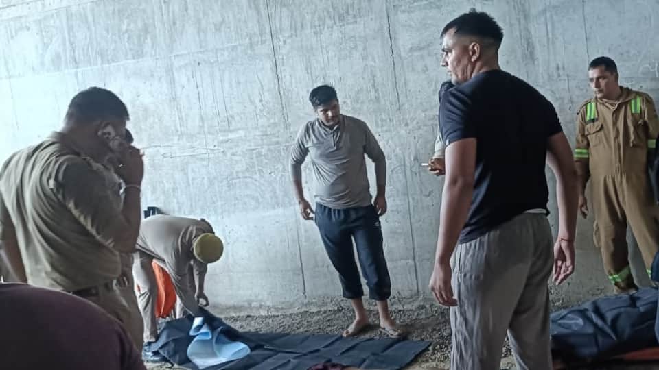 Car overturns on Agra-Lucknow Expressway; three youths die after falling into a ditch