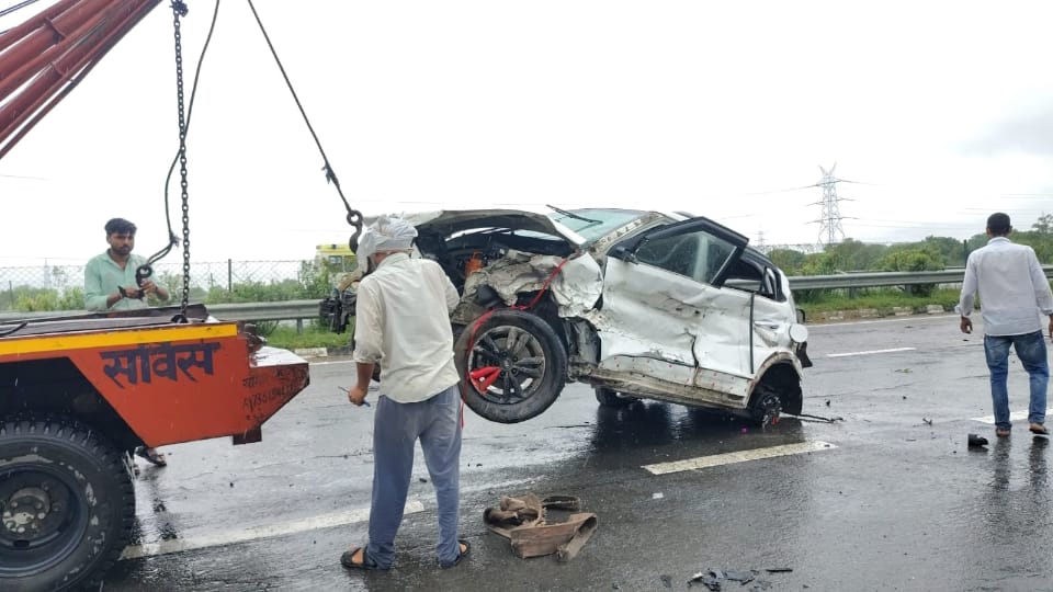 Car overturns on Agra-Lucknow Expressway; three youths die after falling into a ditch