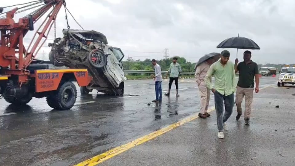 Agra-Lucknow Expressway: Speed Turns Fatal, Three Youths Die After Car Crashes at 140 kmph