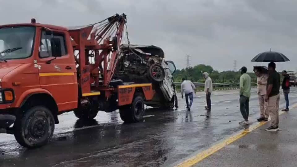 Agra-Lucknow Expressway: Speed Turns Fatal, Three Youths Die After Car Crashes at 140 kmph