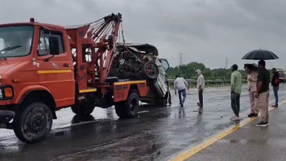Agra-Lucknow Expressway: Speed Turns Fatal, Three Youths Die After Car Crashes at 140 kmph