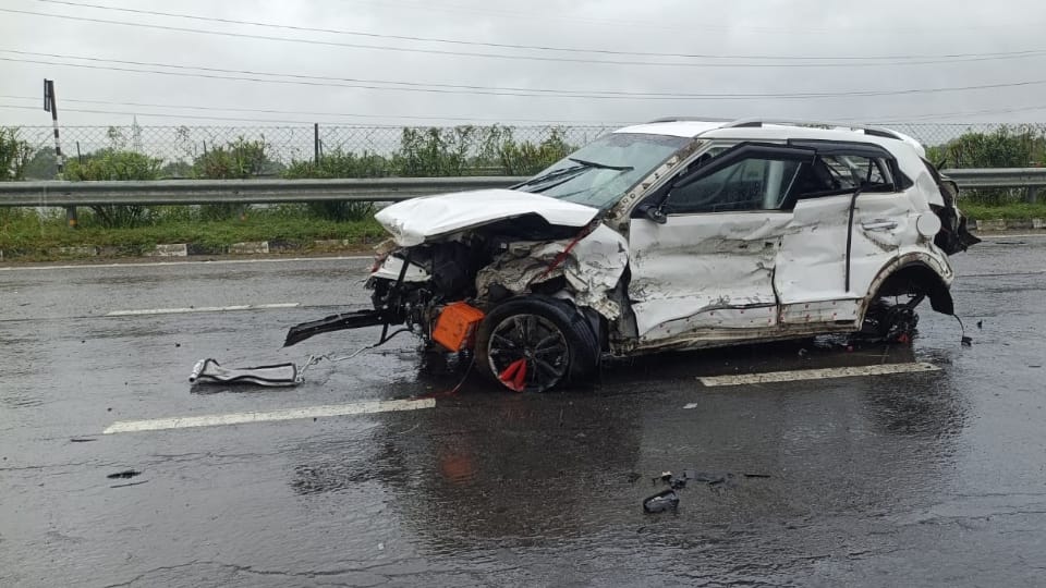 Car overturns on Agra-Lucknow Expressway; three youths die after falling into a ditch