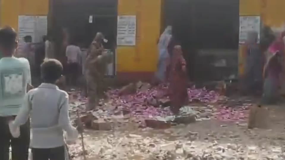 शराब के क्वार्टरों को पैरों से कुचलतीं महिलाएं