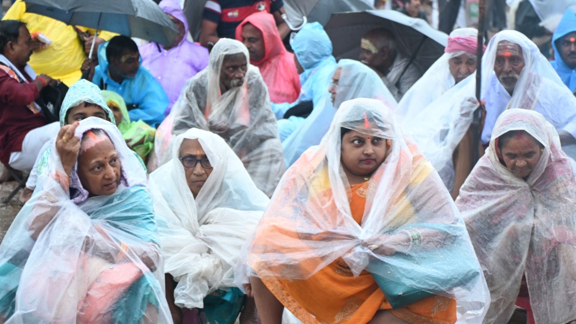 Faith Prevails Over Rain Devotees Watched Ramlila Covered Plastic Sheets Dasharath Moved to Emotion