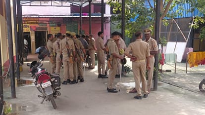 दीनदयाल अस्पताल परिसर में पुलिस फोर्स।