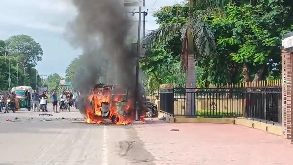 Jhansi: CNG auto turned into a fireball just a minute after collision