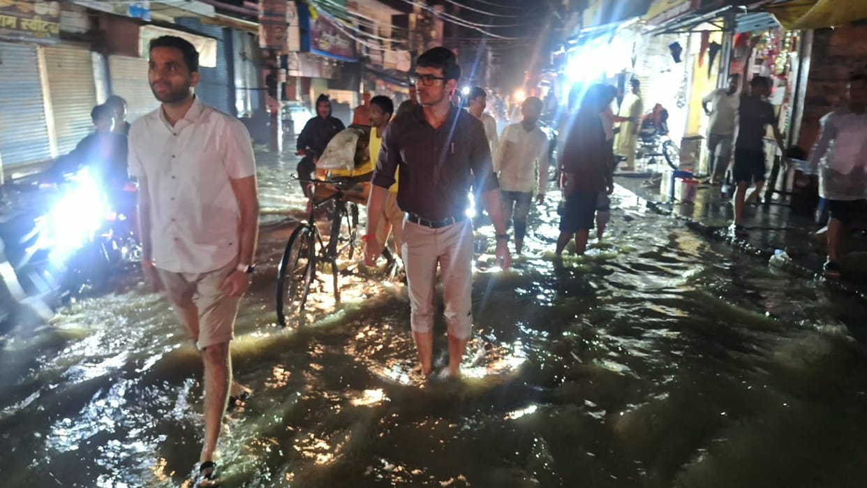 Deoria DM inspected waterlogged areas late at night and issued instructions.