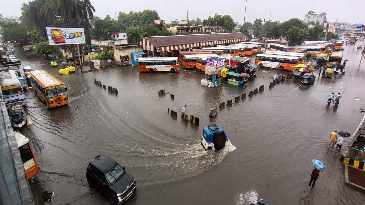 Smart City roads submerged water enters even posh colonies due to heavy rain in bareilly