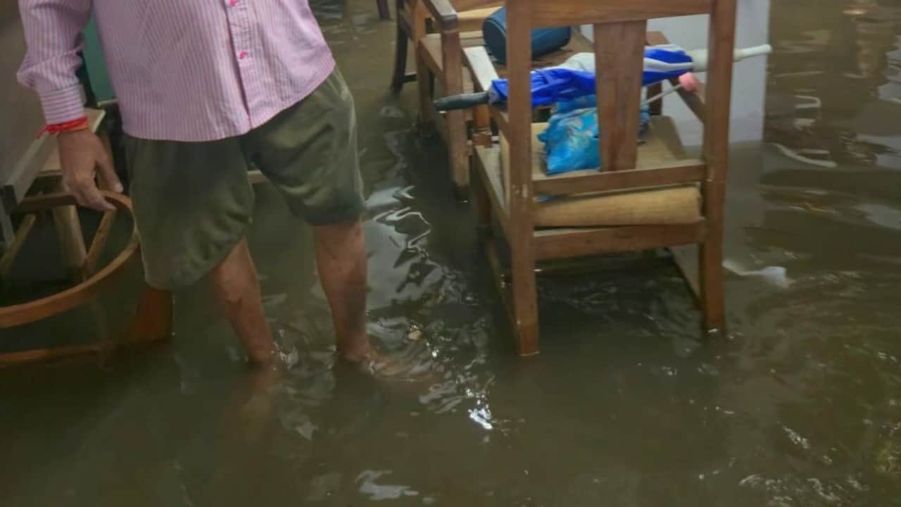 Smart City roads submerged water enters even posh colonies due to heavy rain in bareilly