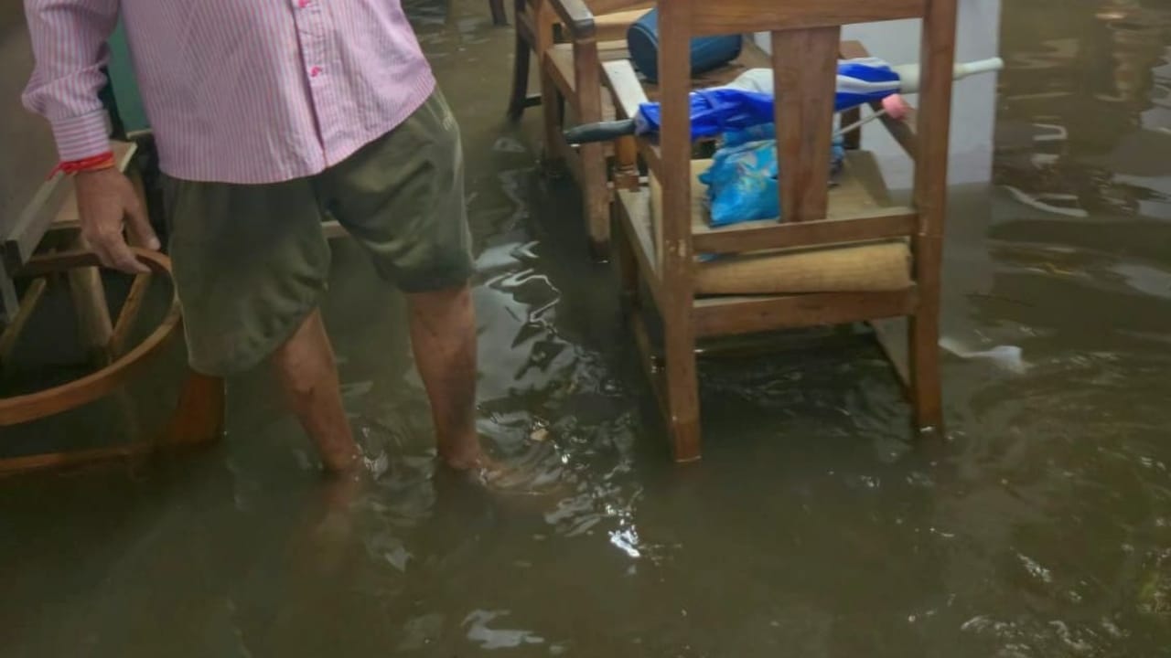 Smart City roads submerged water enters even posh colonies due to heavy rain in bareilly
