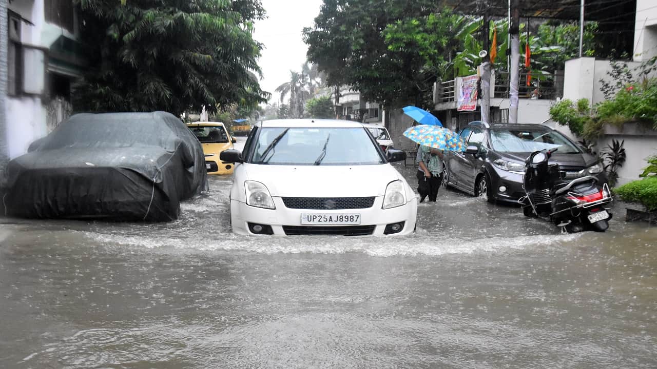 Smart City roads submerged water enters even posh colonies due to heavy rain in bareilly