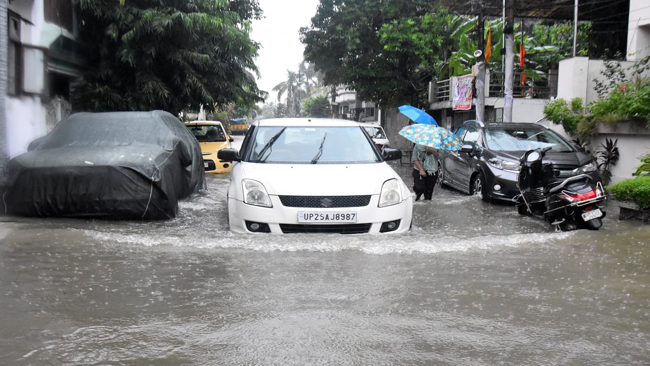 Smart City roads submerged water enters even posh colonies due to heavy rain in bareilly