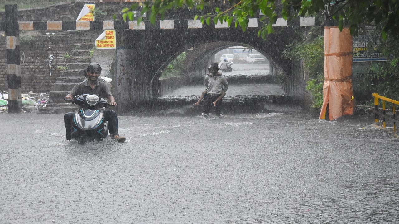 Smart City roads submerged water enters even posh colonies due to heavy rain in bareilly