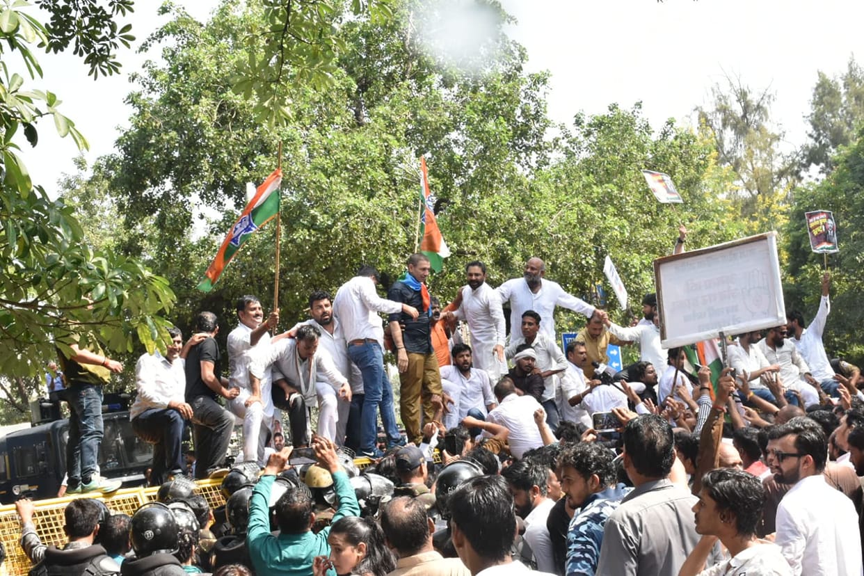 Congress lays siege to Election Commission: Workers climbed barricades, police used water cannons and clashed