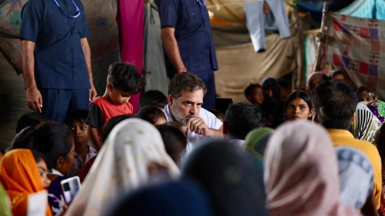 बेला एस्टेट की झुग्गी पहुंचे राहुल गांधी