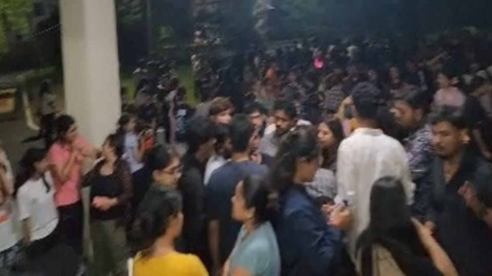 Dehradun Students anger erupted after worm appeared in mess of Doon University VC residence surrounded