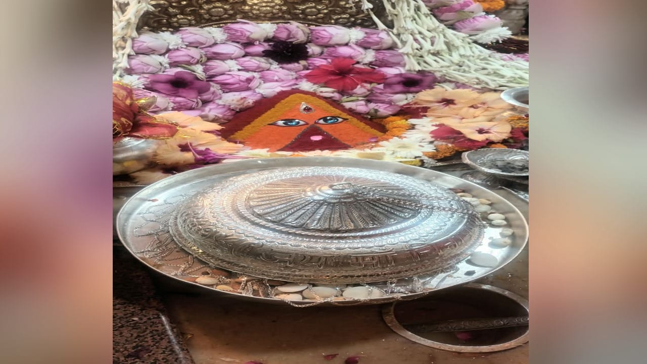 मां चिंतपूर्णी के दरबार में चढ़ाया 750 ग्राम चांदी का छत्र।