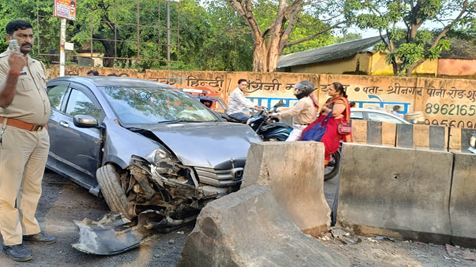 Kanpur: Out-of-control car hits divider; occupants have a narrow escape