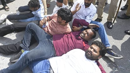 UP Protest against Gyanesh Kumar in Lucknow Congress and SP workers climbed the barricades and raised slogan