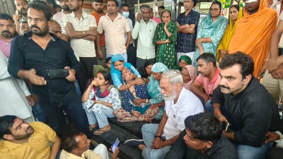 पूर्व मंत्री पंडित विनोद शर्मा पीड़ित परिजनों के साथ अस्पताल के गेट पर बैठे
