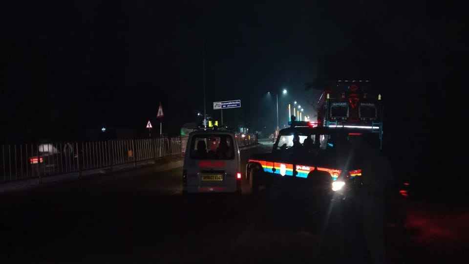हादसे के बाद माैके पर पहुंची पुलिस।
