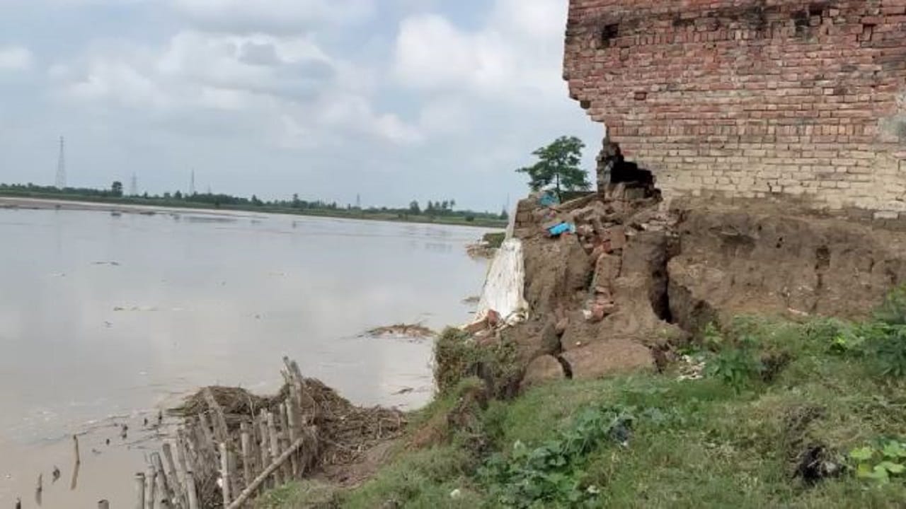 मकान का हिस्सा देवही नदी में समाया