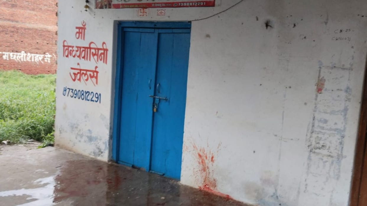 old man sleeping on veranda of jewelry shop murdered having his head smashed police force arrives scene
