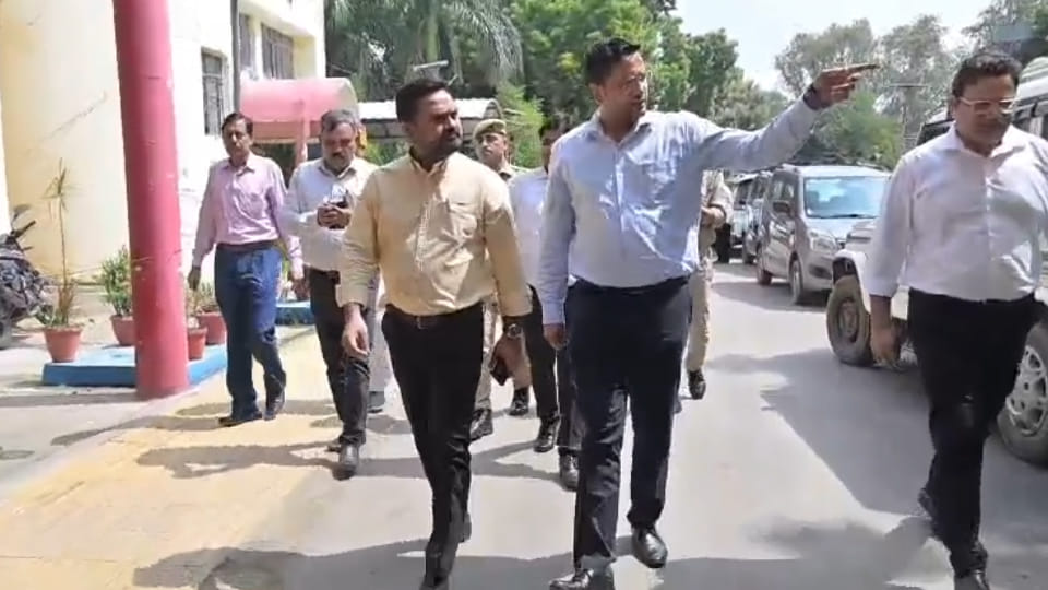 Kanpur: District Magistrate directs departments to deploy staff for improving IGRS rankings