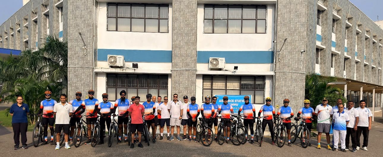 जम्मू पहुंची वायुसेना की साइकिल रैली में शामिल प्रतिभागी।