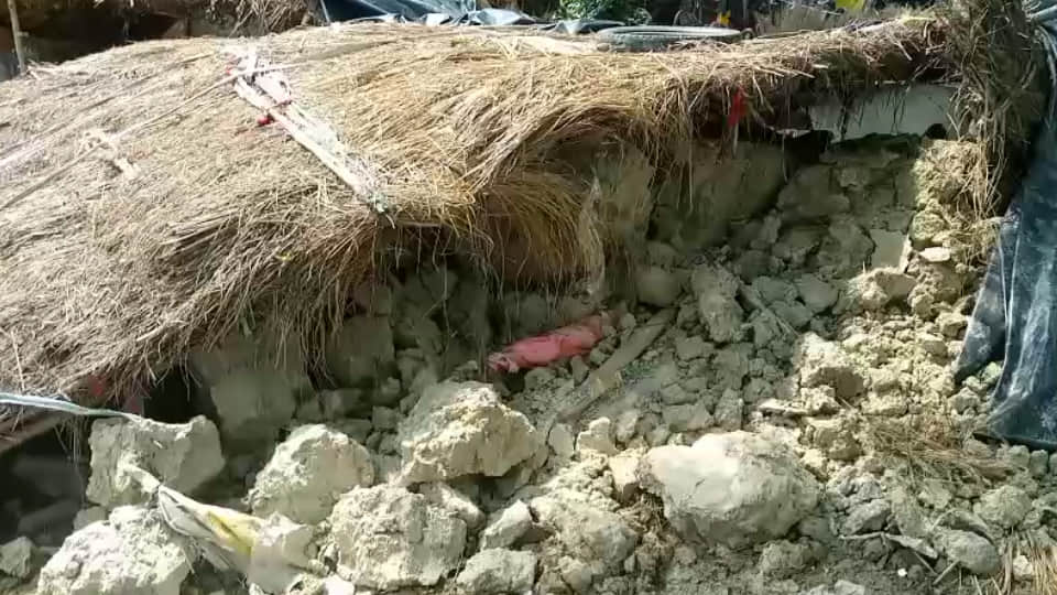 Kanpur: Mud wall collapses; parents and six children trapped; four children in critical condition
