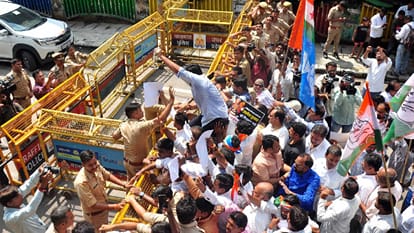 UP Protest against Gyanesh Kumar in Lucknow Congress and SP workers climbed the barricades and raised slogan