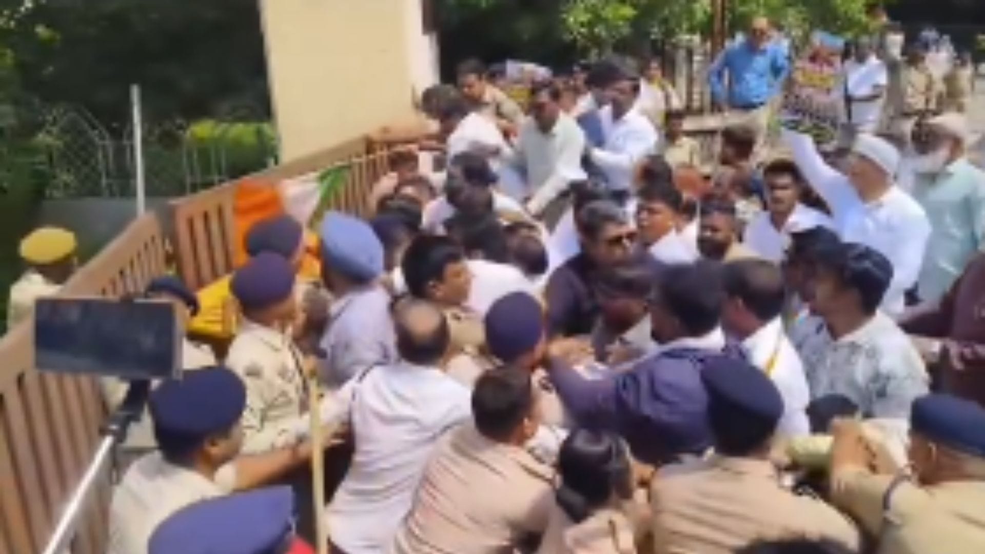 कांग्रेस कार्यकर्ताओं की पुलिस के साथ तीखी बहस