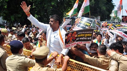 UP Protest against Gyanesh Kumar in Lucknow Congress and SP workers climbed the barricades and raised slogan