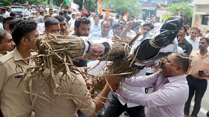 कांग्रेसियों से पीएम और गृहमंत्री का पुतला छीनती पुलिस।