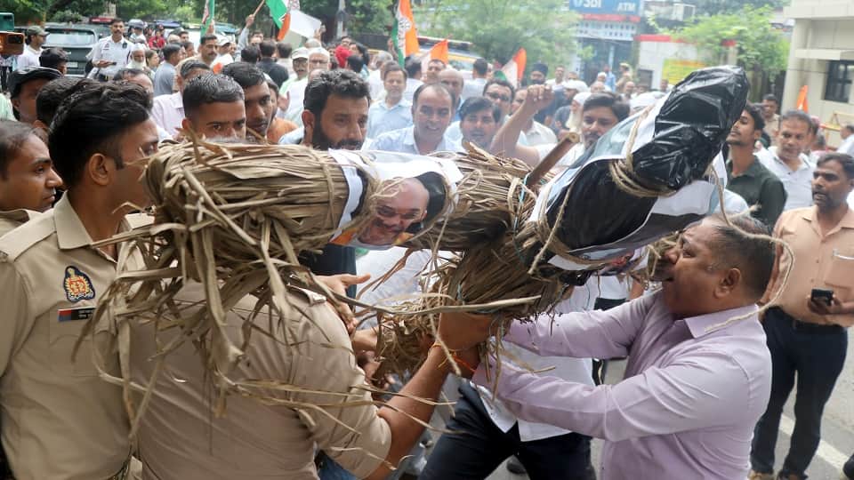 कांग्रेसियों से पीएम और गृहमंत्री का पुतला छीनती पुलिस।
