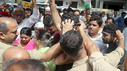 UP: Congress protests against Gyanesh Kumar at the Collectorate