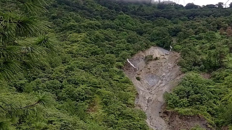 कैलाखान मोड़ से हो रहा भूस्खलन
