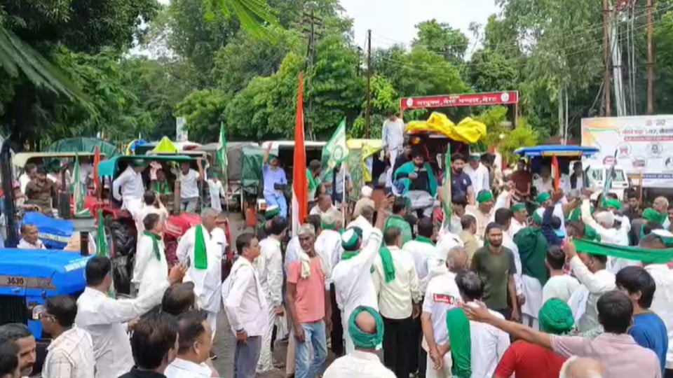 Meerut: Farmers Reach Collectorate Over Demands, Hundreds of Tractors Block Commissionerate Road